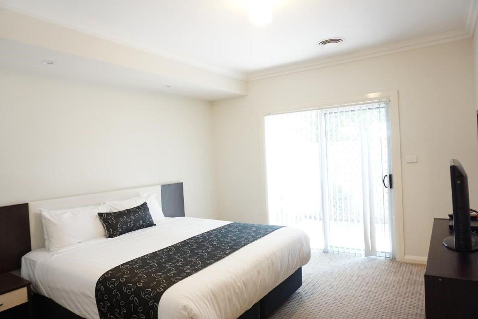 The Charles Hotel Wagga Wagga Bagian luar foto