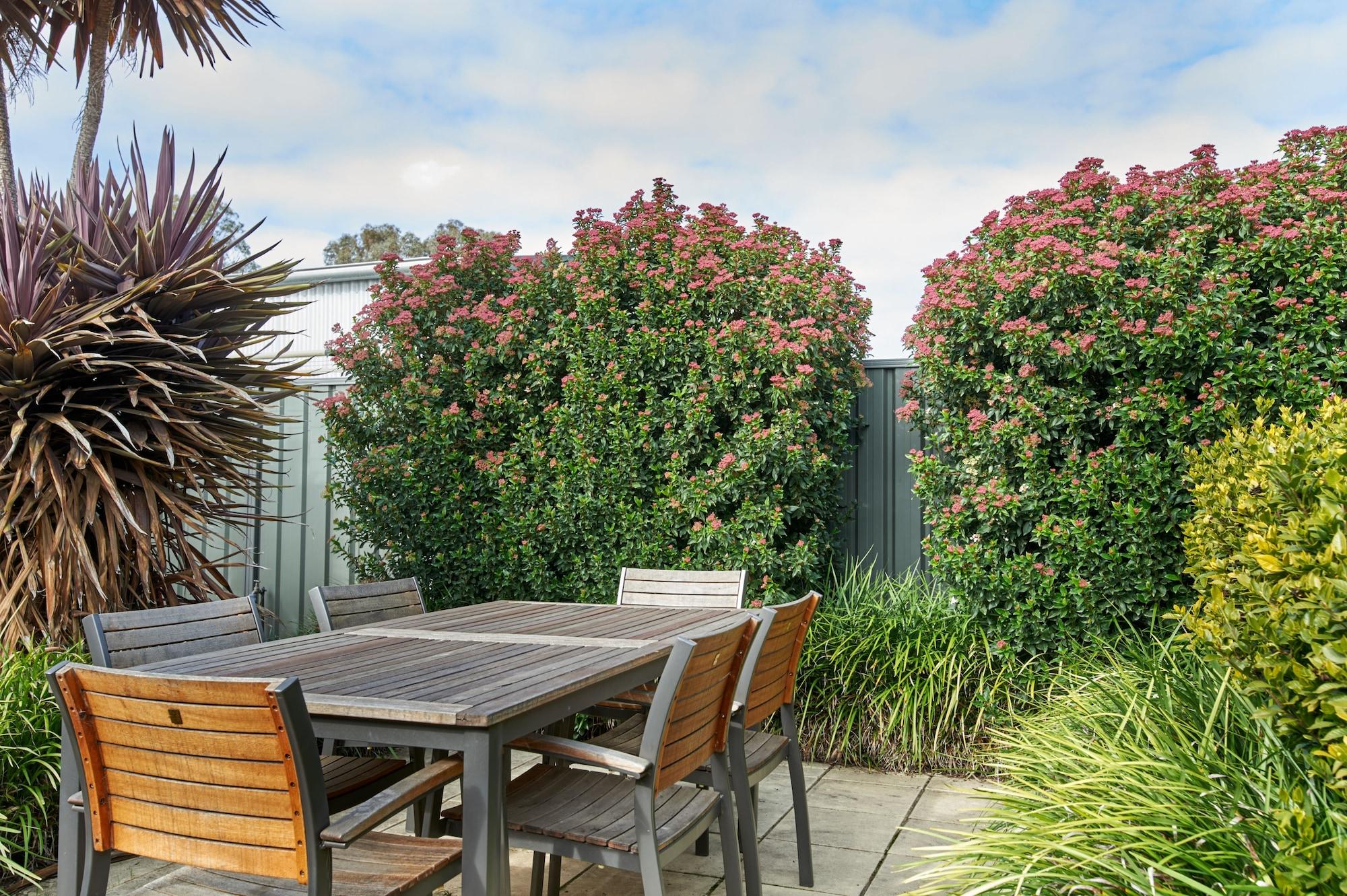The Charles Hotel Wagga Wagga Bagian luar foto