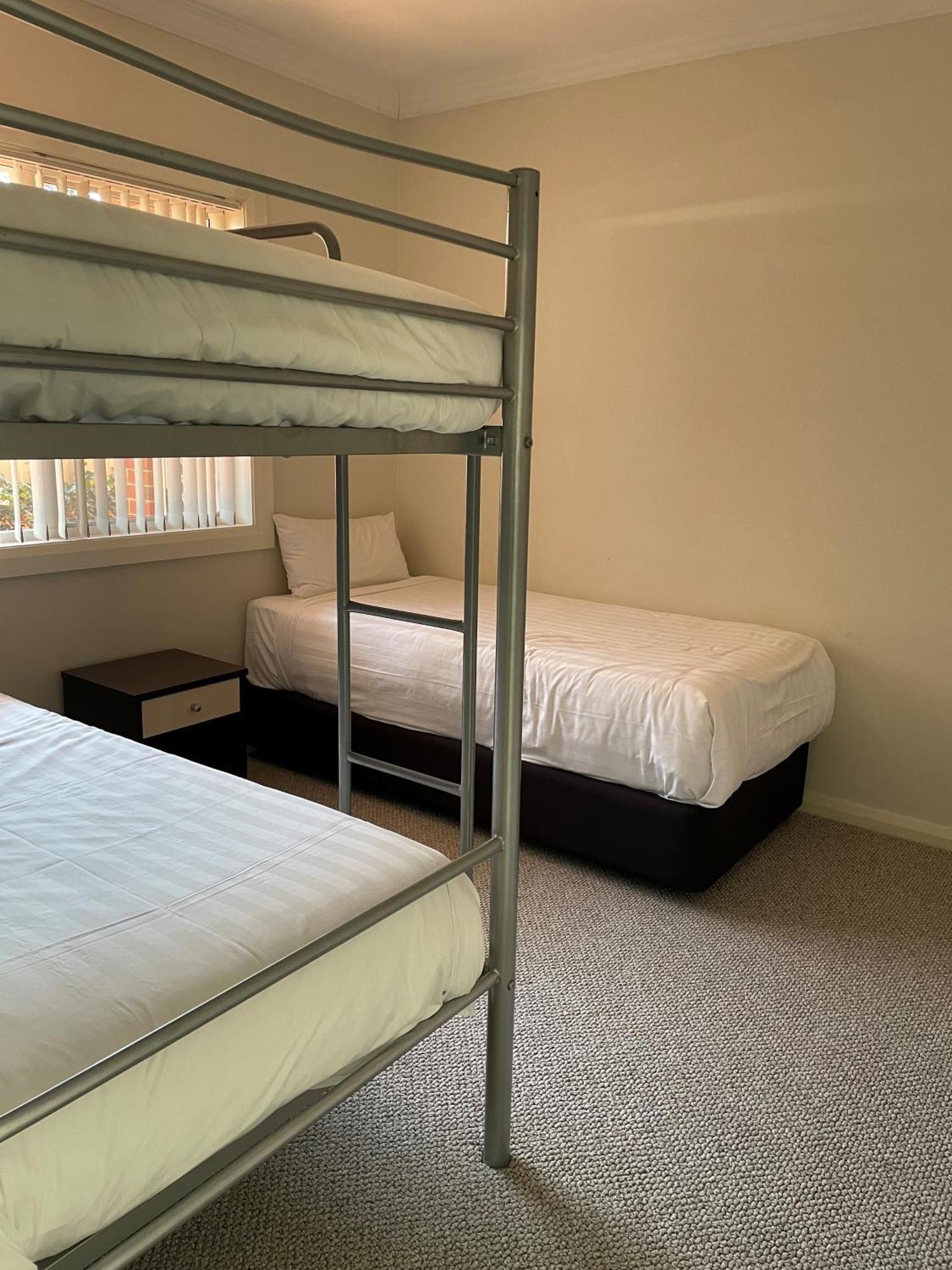 The Charles Hotel Wagga Wagga Bagian luar foto