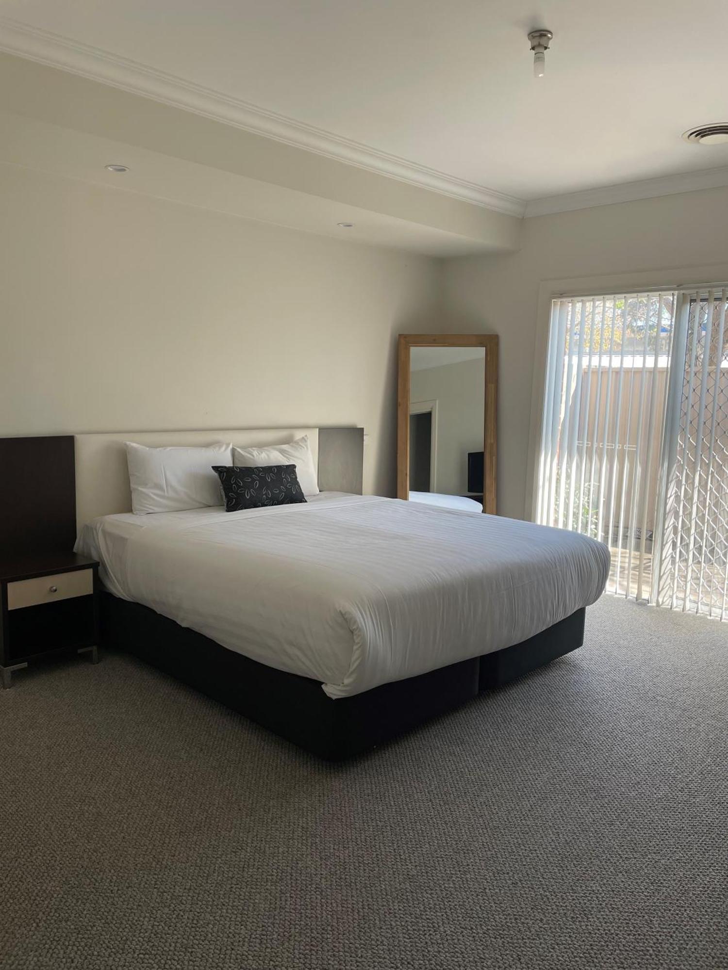 The Charles Hotel Wagga Wagga Bagian luar foto