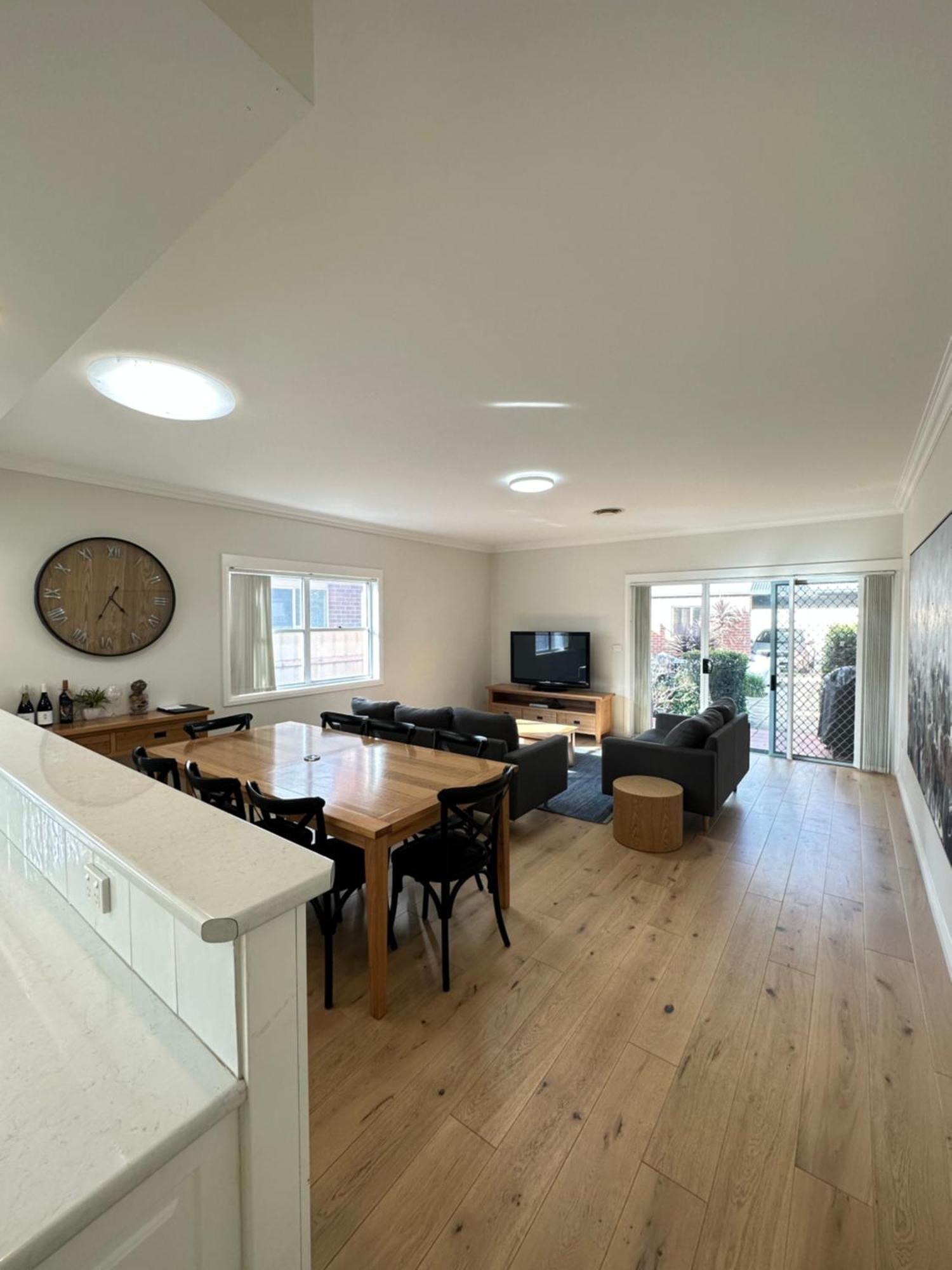 The Charles Hotel Wagga Wagga Bagian luar foto
